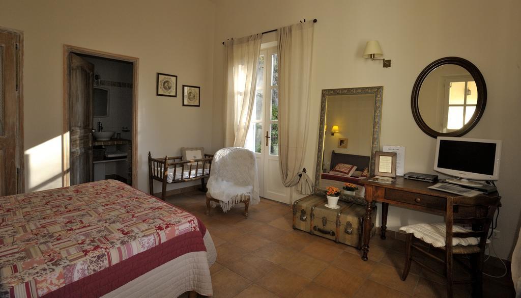 Mas De Lure Bed & Breakfast Салон дьо Прованс Екстериор снимка